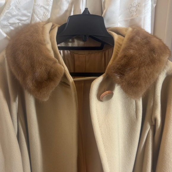 Elegant Vintage A-lined Cashmere Coat with a Mink Fur Collar. - Picture 3 of 6